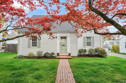 8 Crosshill Rd, West Hartford, CT 06107