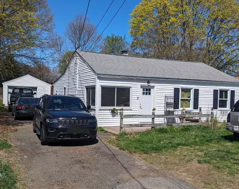 3 Circle Dr, Wallingford, CT 06492