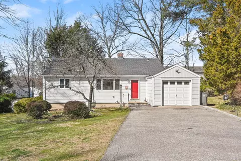 5 Shawnee Rd, Trumbull, CT 06611