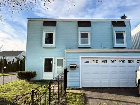 2 Inverness Ln, Middletown, CT 06457