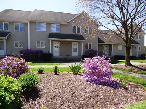 27 Sunrise Cir #27, Newington, CT 06111