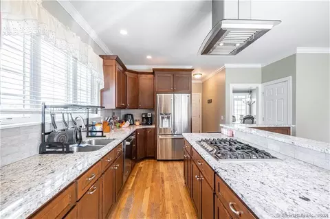 1 Breezy Knoll Dr, Bloomfield, CT 06002