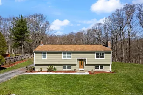 8 Pin Oak Ter, Norwich, CT 06360