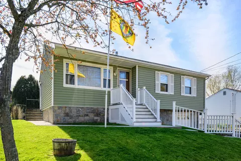 11 Briarwood Dr, Danbury, CT 06810