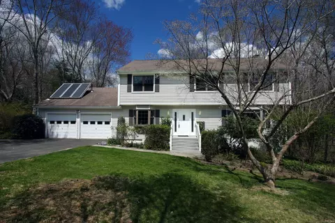 31 Deerfield Ln, Monroe, CT 06468
