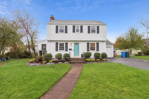 26 Orchard Ct, Hamden, CT 06517