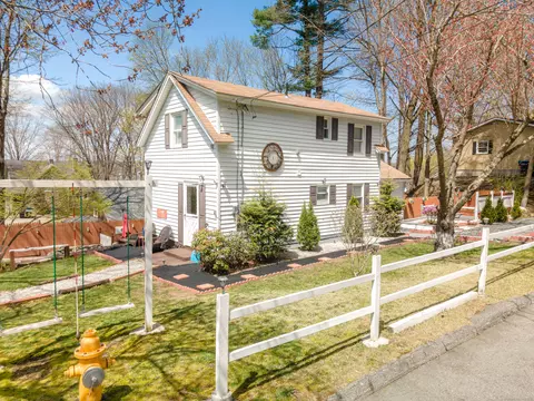 136 Wilkinson St, Putnam, CT 06260