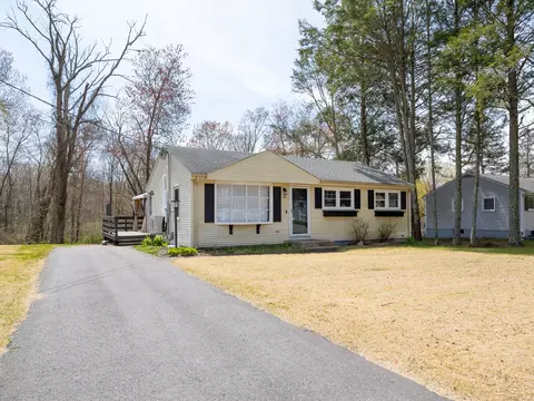 24 Village Dr, Ledyard, CT 06339