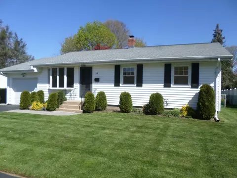 14 Village Cir, Hamden, CT 06514