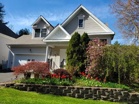 39 Brettonwood Dr #39, Simsbury, CT 06070