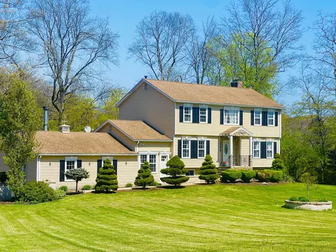 16 Hickory Hill Rd, Branford, CT 06405