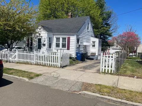 49 Harvey St, Bridgeport, CT 06610