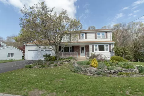 26 Oak Hollow Rd, Branford, CT 06405