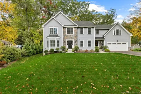 10 Woodridge Cir, West Hartford, CT 06107