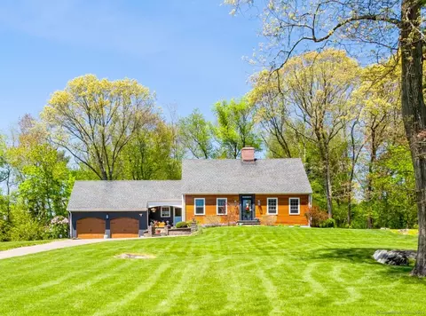 404 Whippoorwill Ln, Stratford, CT 06614