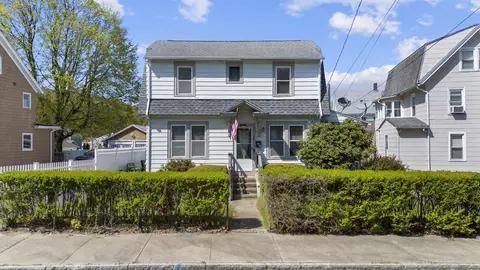 28 Hull St, Ansonia, CT 06401