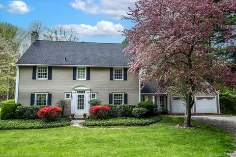 27 Gelding Hill Rd, Newtown, CT 06482