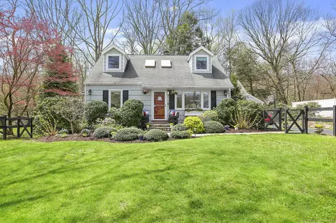 347 Winnepoge Dr, Fairfield, CT 06825