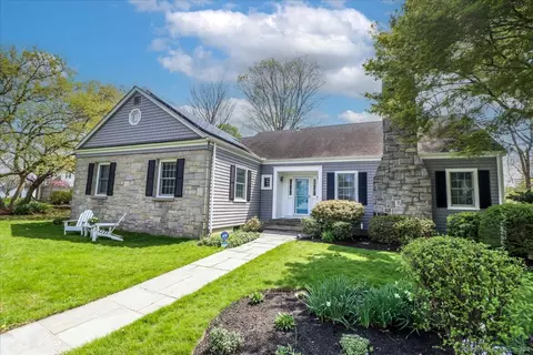 165 Sailors Ln, Bridgeport, CT 06605