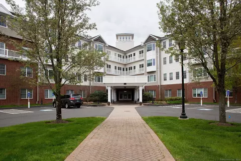 1 King Philip Dr #120, West Hartford, CT 06117