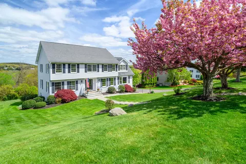 16 Huntington Dr, Danbury, CT 06811