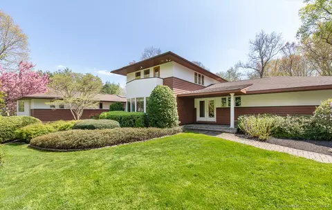 24 Dales Dr, Woodbridge, CT 06525