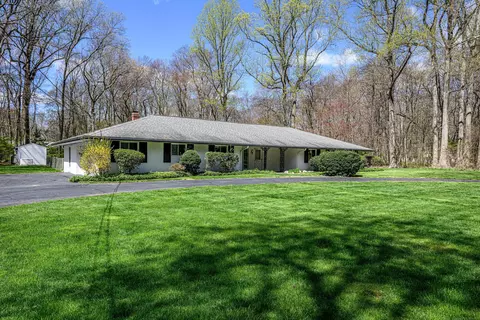 26 Jenick Ln, Woodbridge, CT 06525