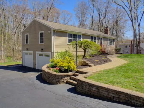 184 Crestwood Dr, Guilford, CT 06437
