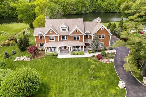 10 Ravenglass Dr, Stamford, CT 06903