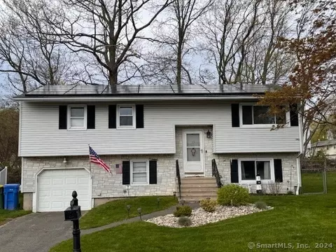 75 Brookfield Rd, Waterbury, CT 06704