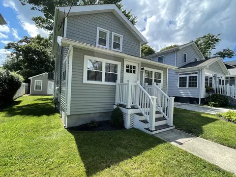 27 Deerfield Ave, Milford, CT 06460