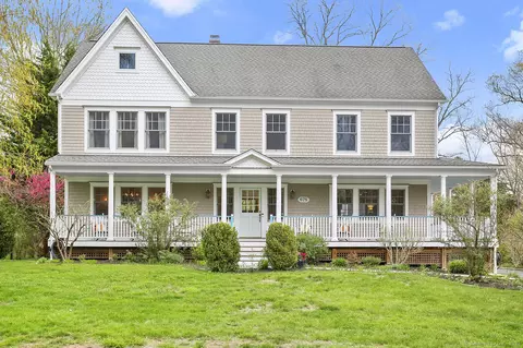675 Winnepoge Dr, Fairfield, CT 06825