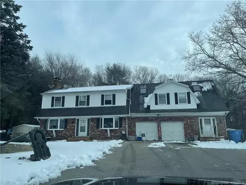 27 Tra Mart Dr, Uncasville, CT 06382