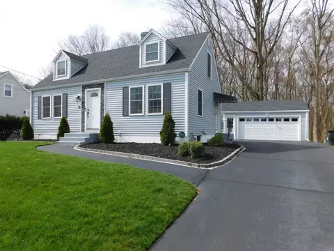 10 Maplevale Ct, East Haven, CT 06512