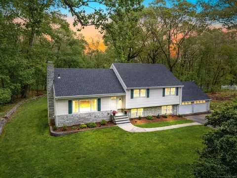 562 Rock Ridge Rd, Fairfield, CT 06824