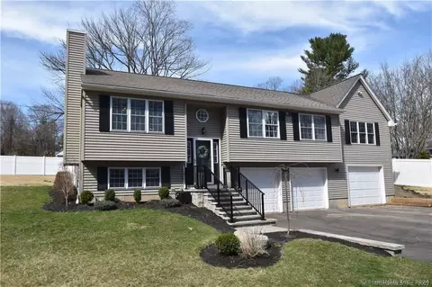 8 Elm St, Ellington, CT 06029