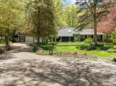 20 Seymour Rd, Woodbridge, CT 06525
