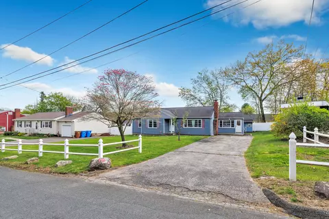 15 Wakeley St, Shelton, CT 06484