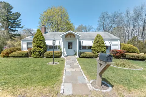 2 Rempsen St, Trumbull, CT 06611