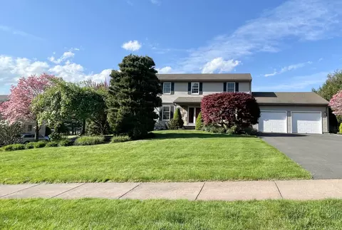 19 Clover Ln, Manchester, CT 06040
