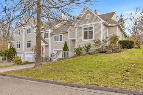 4 Madison Ln #4, Avon, CT 06001
