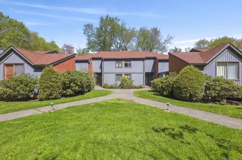 9 Hearthstone Dr #9, Brookfield, CT 06804