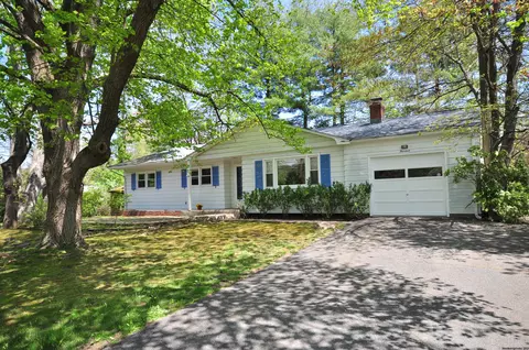 14 Carpenter Ln, Bloomfield, CT 06002