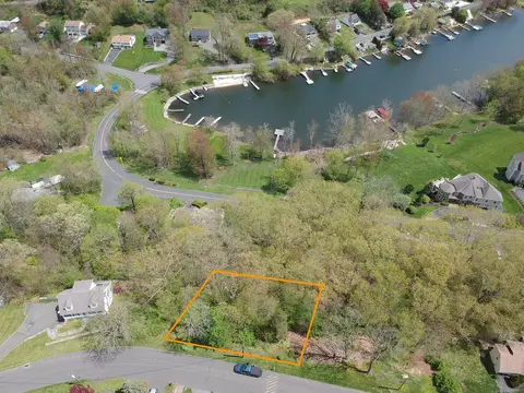 39 Berkshire Dr, Brookfield, CT 06804