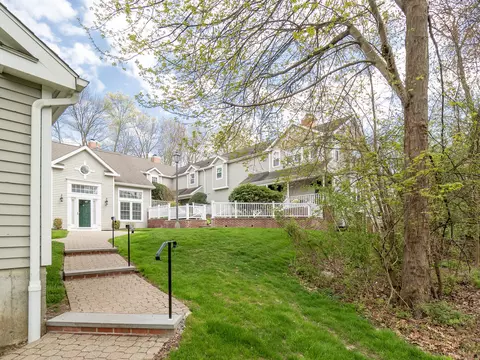 124 Mayfield Dr #124, Trumbull, CT 06611