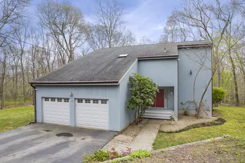 6 Holly Ln, Old Lyme, CT 06371