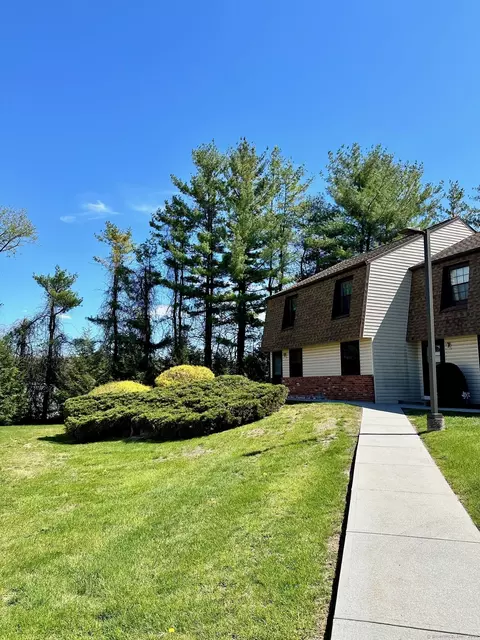 17 Homestead Ln #17, Brookfield, CT 06804