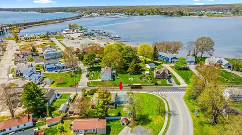 13 Niantic River Rd, Waterford, CT 06385