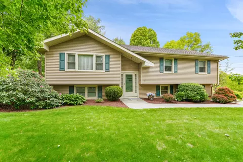4 Apache Dr, Brookfield, CT 06804