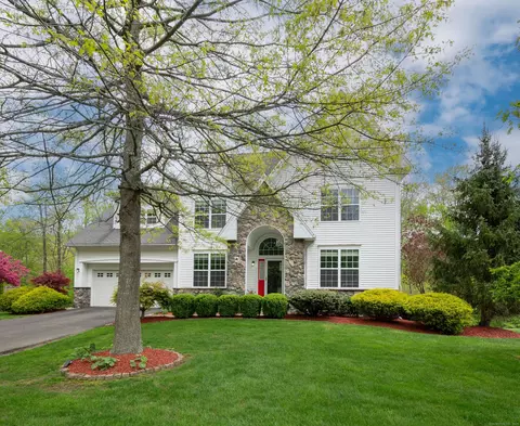 37 Independence Cir, Middlebury, CT 06762